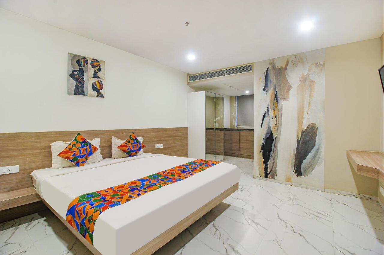 Fabhotel Ssr Fern Suites - 100M From Gsm Mall Madeenaguda Lingampalli エクステリア 写真